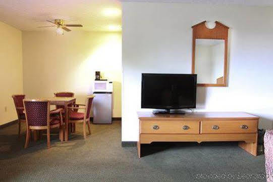 Commodore Perry Inn & Suites Port Clinton Habitación foto